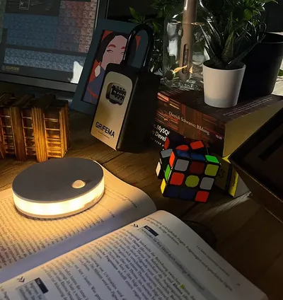 Schreibtisch mit Lampe, Zauberwürfel und Zahlenschloss