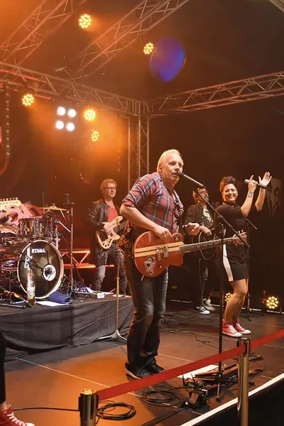 Band spielt live auf einer Bühne